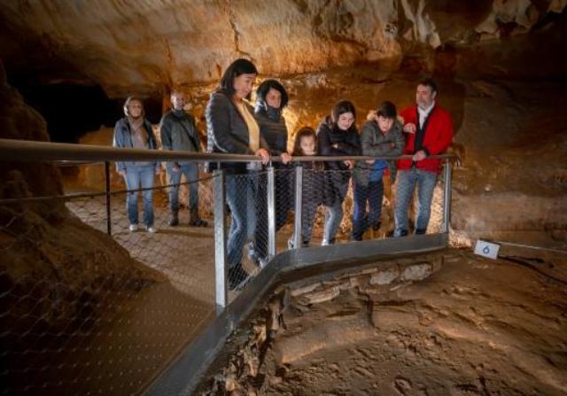 Activités en famille : découvrir les grottes et cavernes en France
