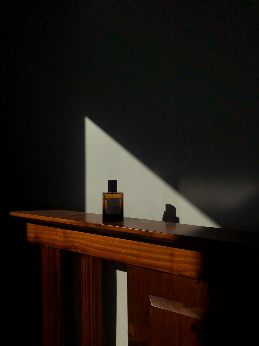 table en bois marron avec bouteille noire sur le dessus