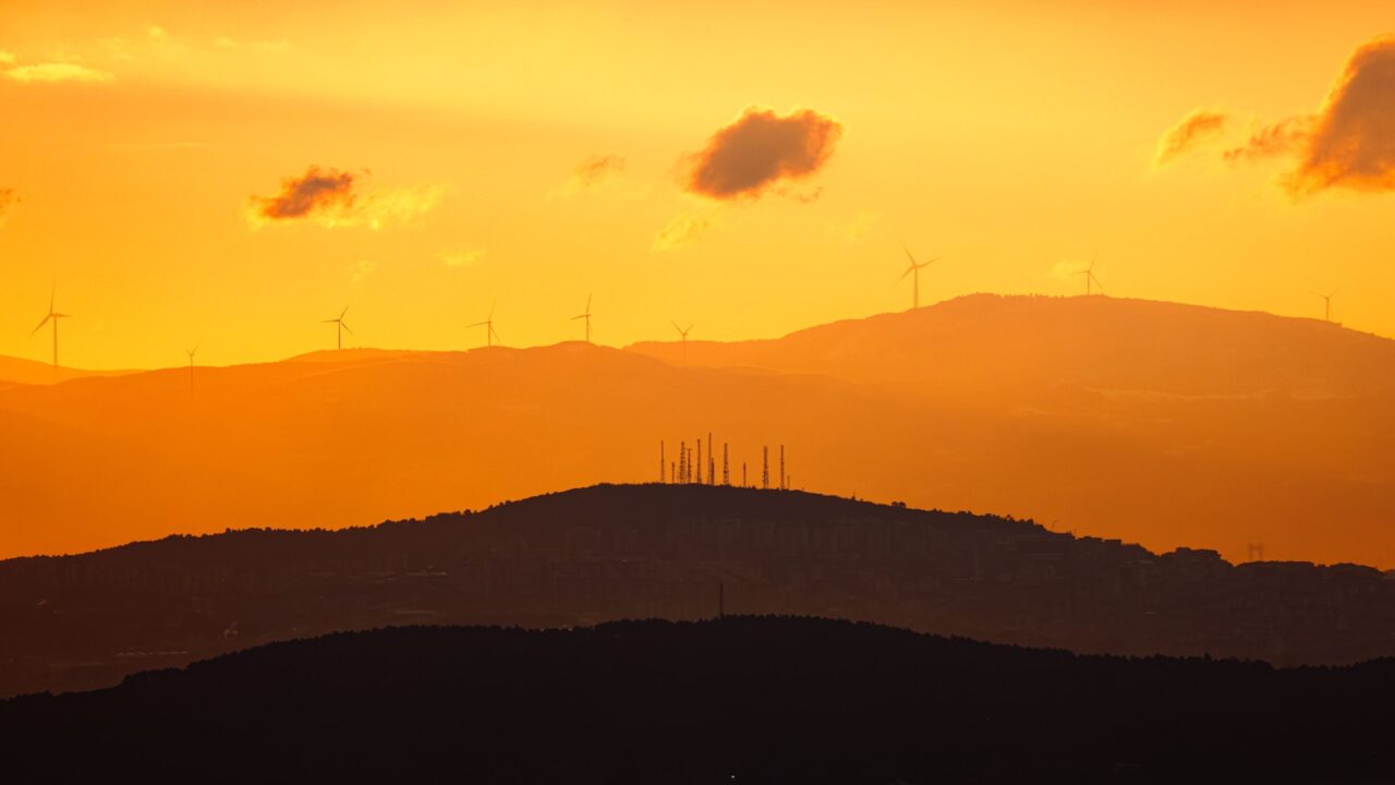 le soleil se couche sur les collines et les moulins à vent