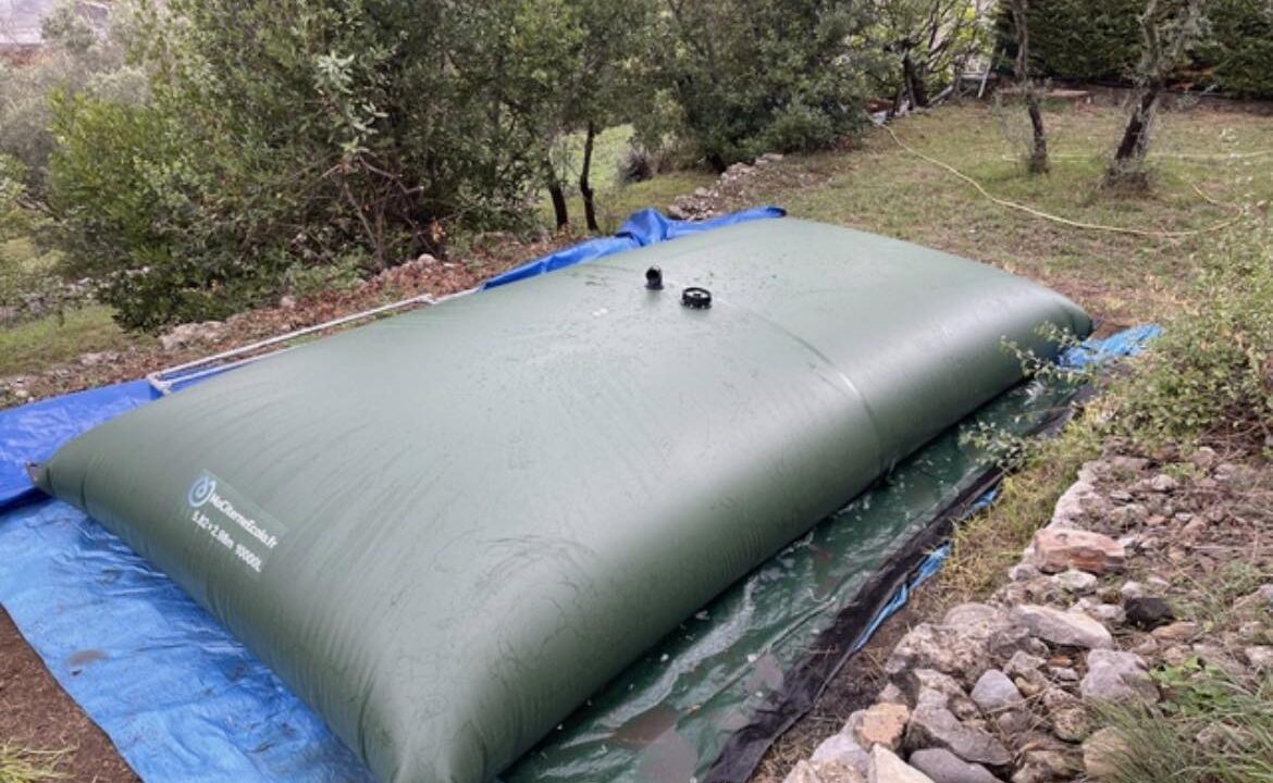 Installer une citerne souple pour eau de pluie : guide pratique et écologique