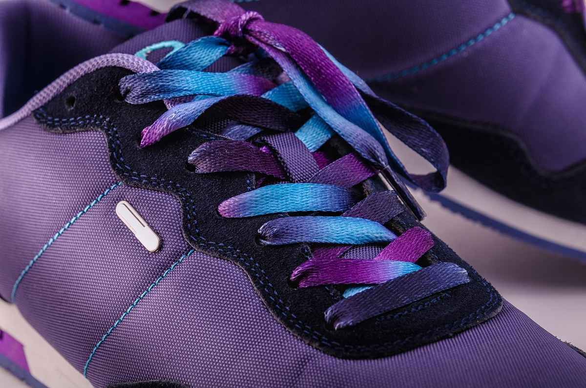 Lacet de paracorde sur une chaussure de randonnée Lacet de paracorde sur une chaussure de randonnée