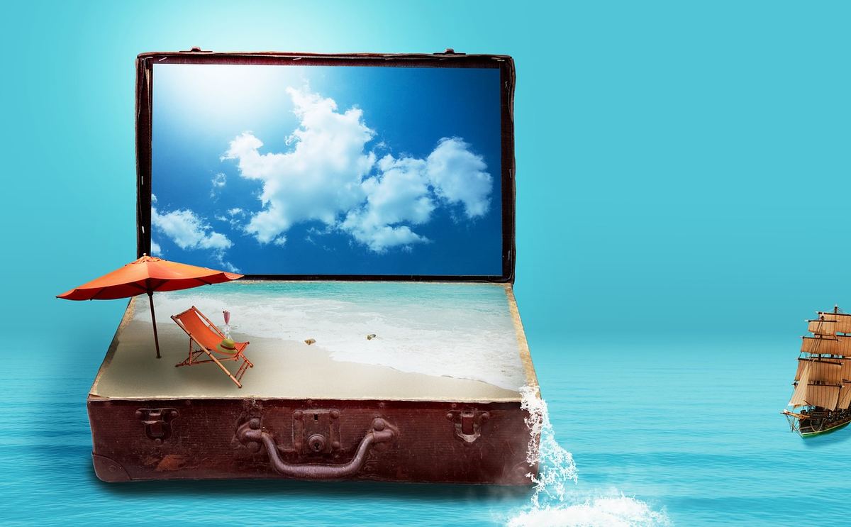 Un suitcase ouvert révèle une plage avec parasol, transat et ciel Un suitcase ouvert révèle une plage avec parasol, transat et ciel