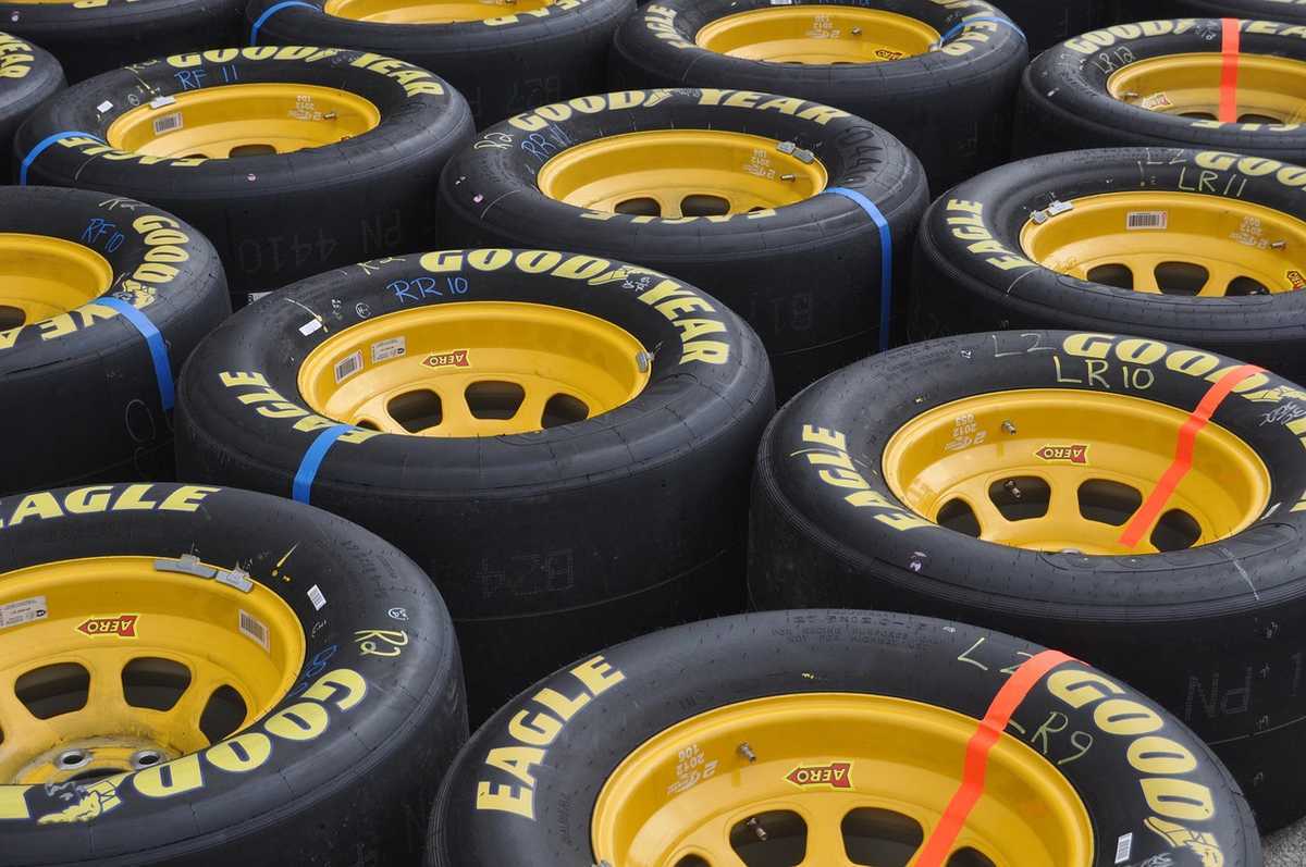 Pneus Goodyear Eagle sur roues jaunes, empilés