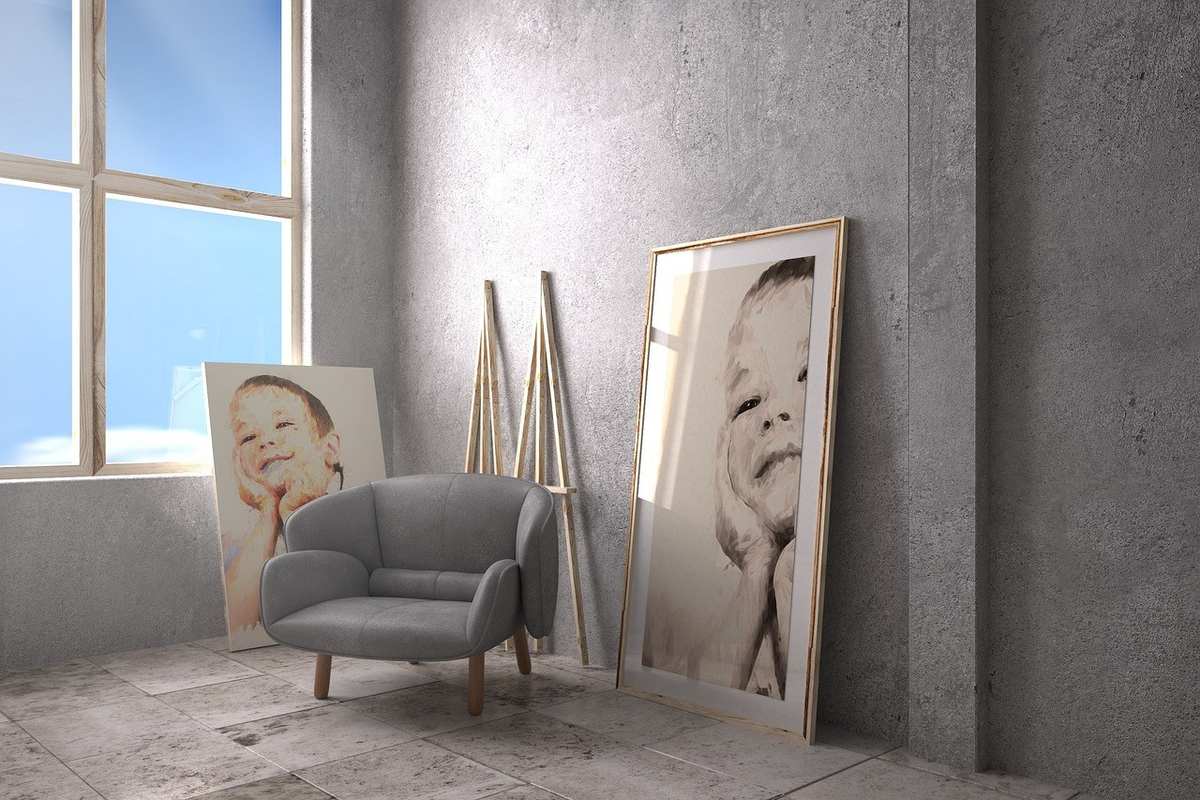 Photographies d'enfants exposées à côté d'une chaise dans une pièce Photographies d'enfants exposées à côté d'une chaise dans une pièce