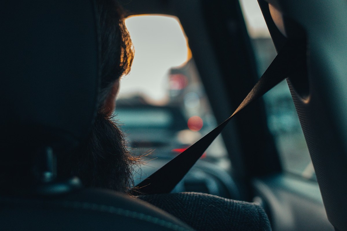 Passager assis dans véhicule, ceinture de sécurité, vue par la fenêtre