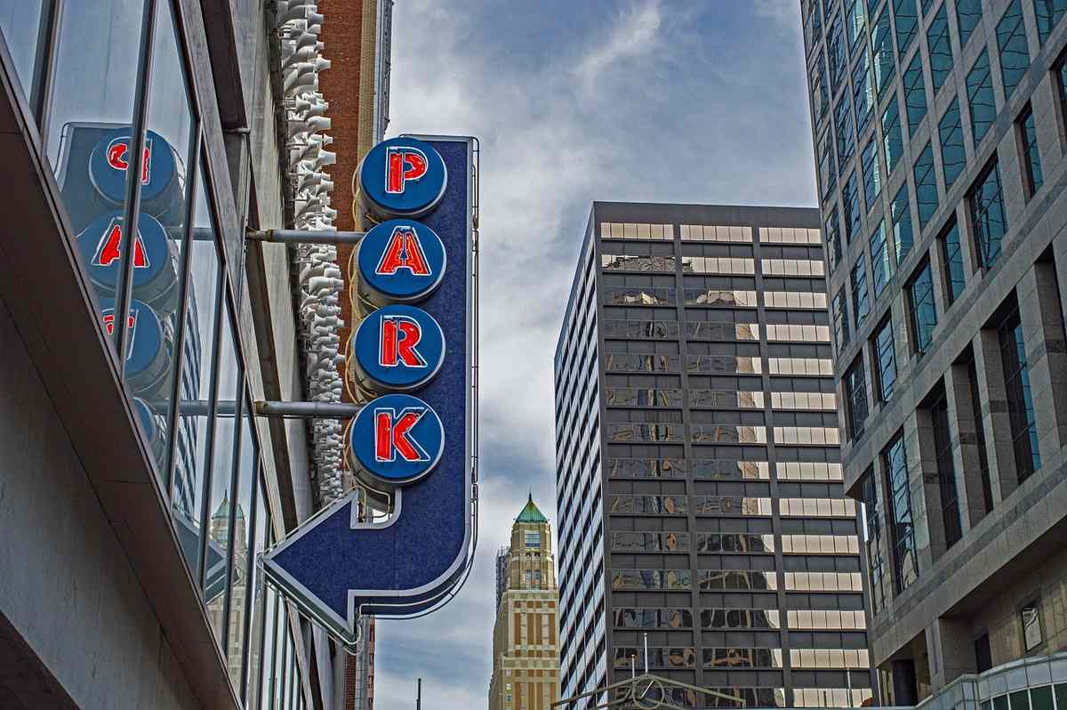 Vue urbaine avec un panneau néon PARK et des immeubles modernes
