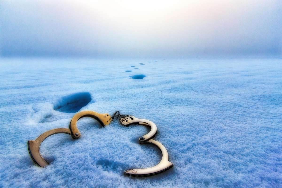 Trois haches dans la neige, traces de pas en arrière Trois haches dans la neige, traces de pas en arrière
